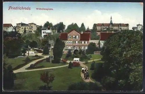 AK Friedrichroda, Wilhelmsplatz mit Spaziergängern