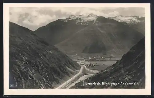 AK Urnerloch, Strassenpartie mit Blick gegen Andermatt
