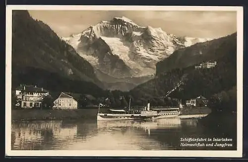AK Interlaken, Einfahrt eines Binnenschiffes, Blick auf Heimwehfluh und Jungfrau