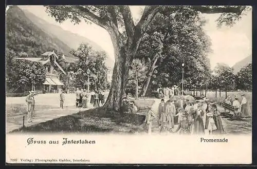 AK Interlaken, Promenade mit Gebäude und Spaziergängern
