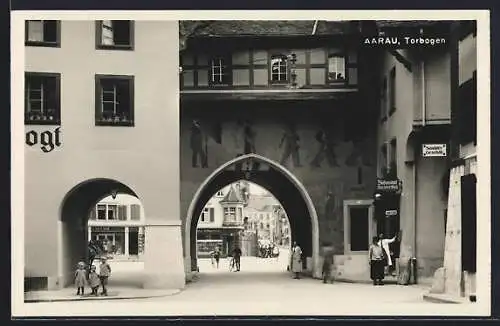 AK Aarau, Häuser mit Torbogen u. Durchblick, Wandmalerei, Ortspartie