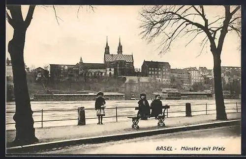 AK Basel, Münster mit Pfalz, gesehen von der Uferpromenade, Kindergruppe