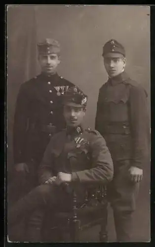 Foto-AK Österreichische Soldaten mit Orden