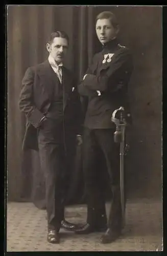 Foto-AK Österreichischer Soldat mit Orden und Säbel