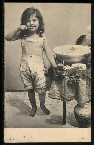 AK Kind putzt sich die Zähne