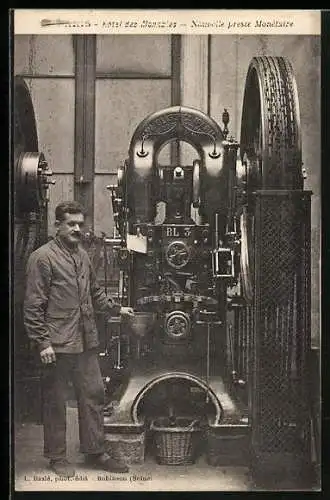 AK Paris, Hôtel des Monnaies, Nouvelle presse Monétaire, Arbeiter an der Münzpresse