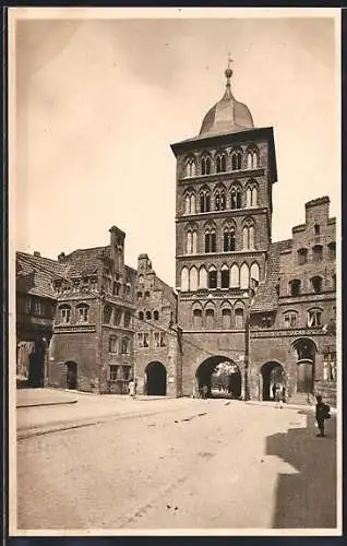 AK Lübeck, Burgtor mit Strassenpartie