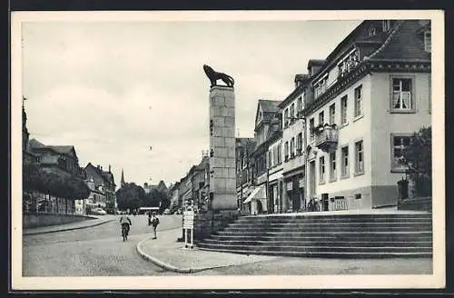 AK Offenburg, Hauptstrasse mit Kriegerdenkmal