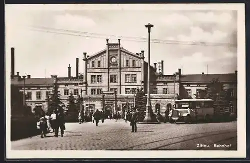 AK Zittau, Bahnhof mit Reisenden