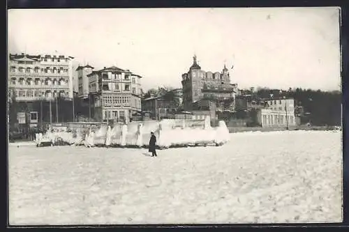 AK Sassnitz auf Rügen, Uferpromenade vom Strand aus