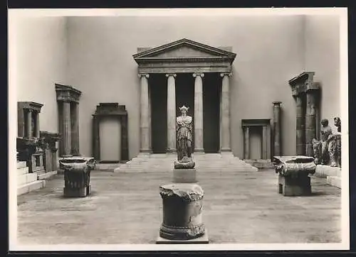 Foto-AK Deutscher Kunstverlag, Nr. 10a: Pergamon-Museum zu Berlin, der hellenistische Saal