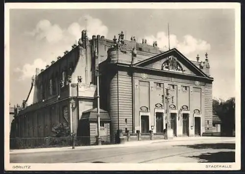 AK Görlitz, Stadthalle mit Strassenpartie