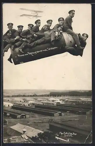 Foto-AK Altengrabow /Magdeburg, Kasernengelände mit Soldaten auf fliegender Bombe u. Flugzeug