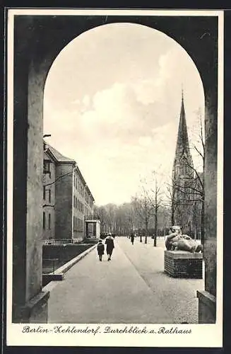 AK Berlin-Zehlendorf, Durchblick am Rathaus, mit Bärenskulptur und Kirche