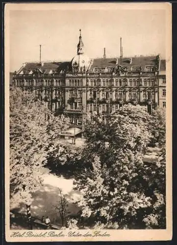 AK Berlin, Hotel Bristol, Unter den Linden, Ansicht mit Strasse aus der Vogelschau
