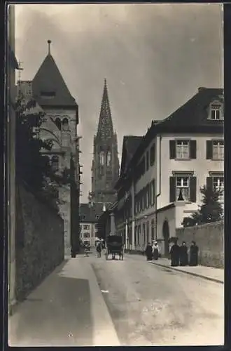 AK Freiburg i. B., Strassenpartie mit Kirche