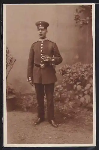 AK Soldat mit Schirmmütze, Kragenspiegel und Zigarette, Uniformfoto