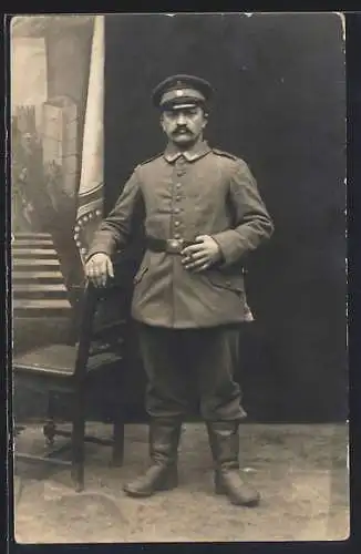 AK Soldat mit Schirmmütze, Kragenspiegel und Zigarre, Uniformfoto
