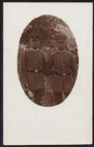 Foto-AK Zwei Soldaten mit Schirmmützen und Kragenspiegel, Uniformfoto