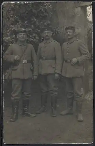 Foto-AK Drei Soldaten vor einem Gebäude, Uniformfoto