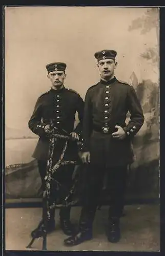 Foto-AK Zwei Soldaten vor einer Fotokulisse, Uniformfoto