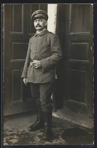 Foto-AK Älterer Soldat mit Schirmmütze und Quaste, Uniformfoto