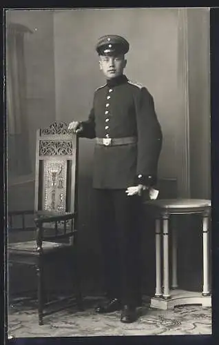 Foto-AK Junger Soldat mit Schirmmütze u. weissen Handschuhen, Uniformfoto