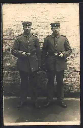 AK Zwei Soldaten vor einer Gebäudewand, Uniformfoto