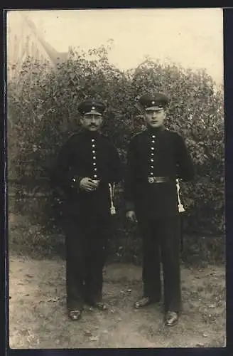 Foto-AK Zwei Soldaten mit Schirmmützen u. Quasten, Uniformfoto