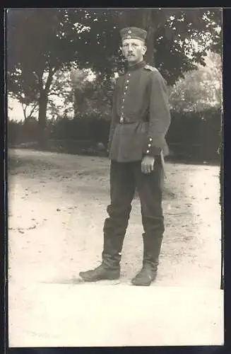 Foto-AK Soldat in einem Garten, Uniformfoto, 1915