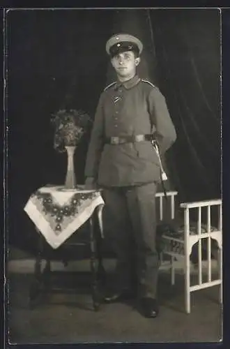 Foto-AK Soldat mit Schirmmütze u. Quaste, Uniformfoto, 1917