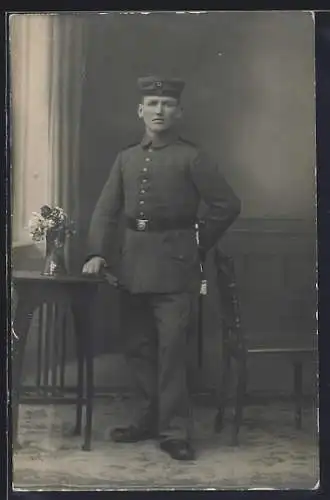 Foto-AK Soldat mit Quaste und Handschuhen, Uniformfoto