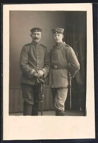 Foto-AK Zwei Soldaten mit Degen, Uniformfoto