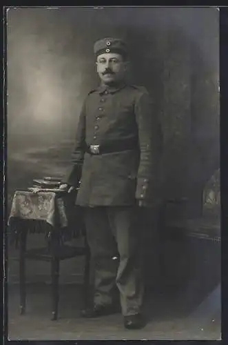 Foto-AK Soldat vor Fotokulisse, Uniformfoto