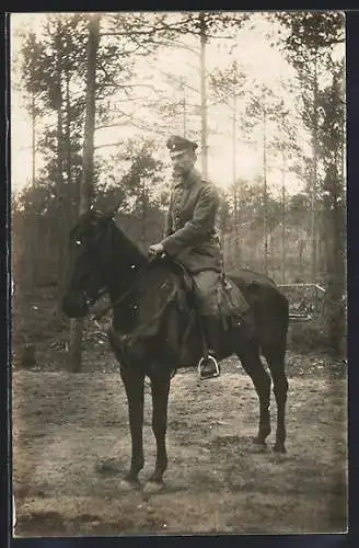 Foto-AK Soldat mit Schirmmütze zu Pferde, Uniformfoto