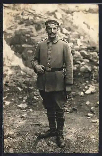 Foto-AK Soldat mit Wickelgamaschen im Freien, Uniformfoto, 1917