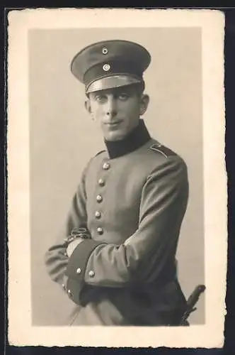 Foto-AK Soldat mit Schirmmütze u. Dolch, Portrait, Uniformfoto