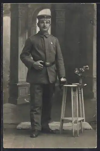 Foto-AK Soldat vor einer Fotokulisse, Uniformfoto
