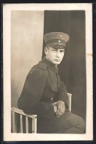 Foto-AK Junger Soldat mit Schirmmütze, Uniformfoto, 1917
