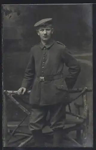 Foto-AK Soldat vor einer Fotokulisse, Uniformfoto