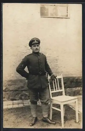 Foto-AK Soldat mit Schirmmütze und Wickelgamaschen, Uniformfoto