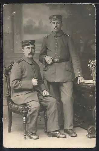 Foto-AK Zwei Soldaten vor einer Fotokulisse, Uniformfoto