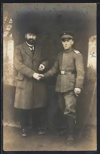 Foto-AK Soldat in Uniform mit Schirmmütze beim Handschlag mit einem Zivilisten
