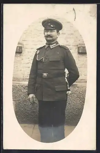 Foto-AK Soldat mit Schirmmütze, Kragenspiegel, Kette u. Quaste, Uniformfoto