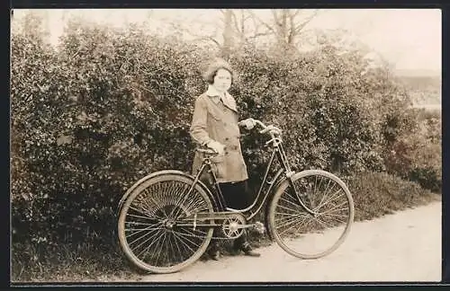 Foto-AK Fahrrad mit junger Frau