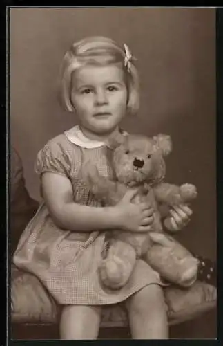 Foto-AK Mädchen mit Teddy
