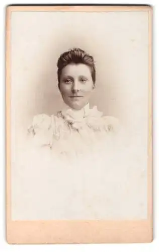 Fotografie Fotograf unbekannt, Düsseldorf, Porträt einer Frau mit Hochsteckfrisur 1899