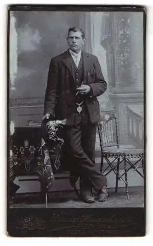 Fotografie Arnold Hirnschrodt, Ried, Porträt eines Mannes mit Anzug