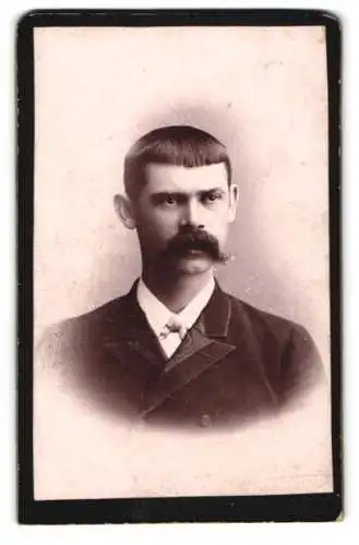 Fotografie T. Semenov, Tscherkassy, Porträt eines ukrainischen Mannes mit markantem Schnurrbart