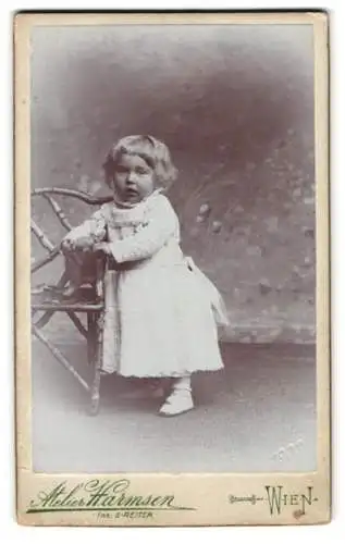 Fotografie Atelier Harmsen, Wien, Hauptstrasse 26, Kind im weissen Kleid